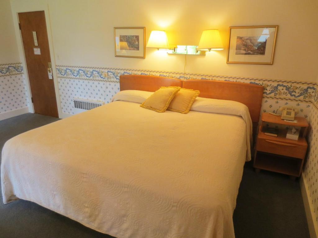The Thompson House Hotel Windham Room photo